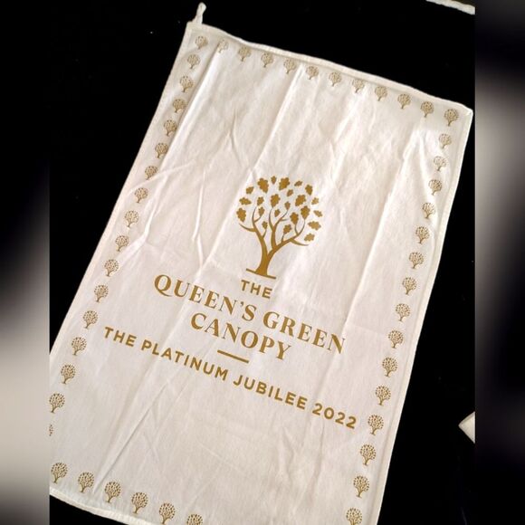 Queen Elizabeth Platinum Jubilee Kitchen Linen Tea Towels 2022 NWOT - Picture 10 of 11